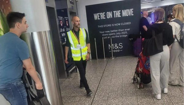 牛盈服务中心 太阳报：前斯旺西主帅如今在机场工作；此前还申请电工课程