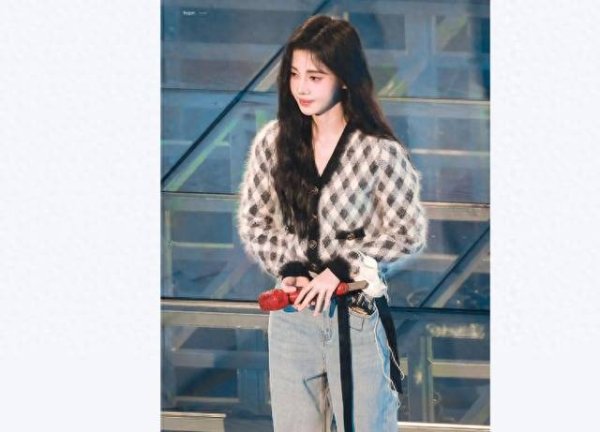 海证资本 鞠婧祎鹅黄上衣出镜嘟嘴卖萌，少女感爆棚！