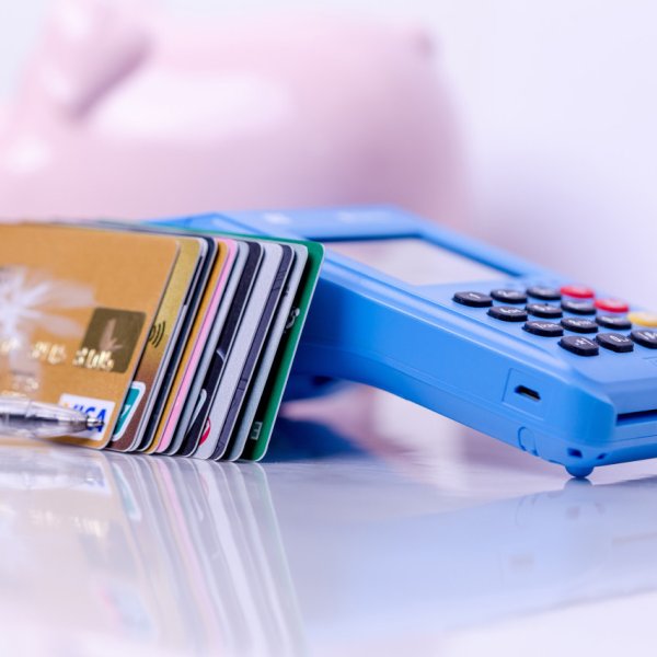 对对配 信用卡“退潮”: 三年蒸发9200万张, 有人逾期还款2天利息超1000元