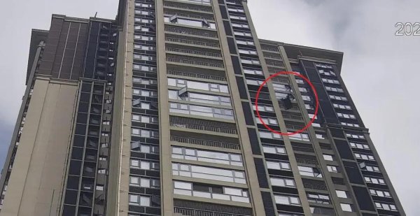 聚创配资 一声巨响! 43楼女子, 被刑拘!